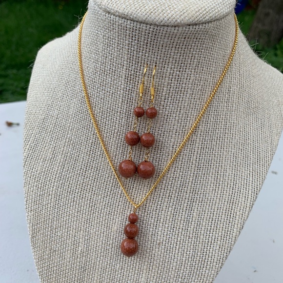 Gold Sandstone gemstone gold dangle earrings - Picture 4 of 4